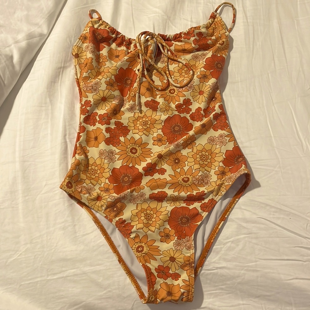 Geode one piece bathing suit, without breast pads.  In great like new condition